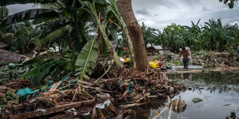 Rambu-rambu evakuasi tsunami di sepanjang Pantai Selatan Jawa dinilai penting karena merupakan daerah pariwisata.