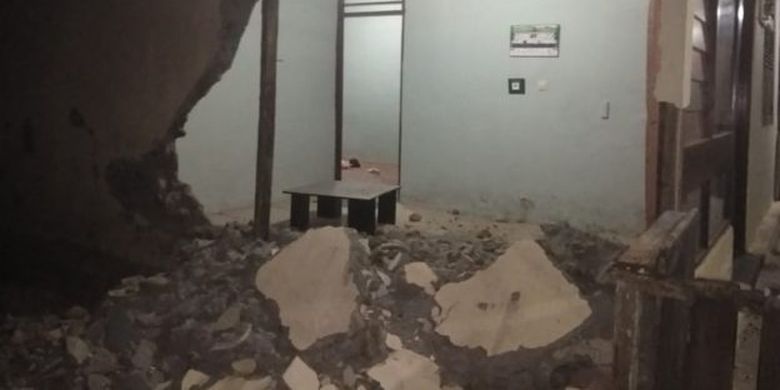 Puluhan rumah rusak akibat gempa dengan magnitudo 7,2. 
