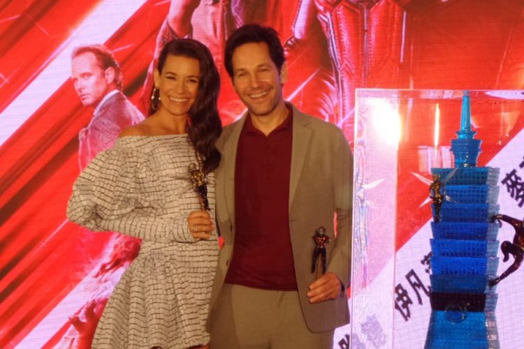 Evangeline Lilly dan Paul Rudd berpose ketika menghadiri jumpa pers film Ant-Man and The Wasp di Mandarin Oriental, Taipei, Taiwan, Selasa (13/6/2018).