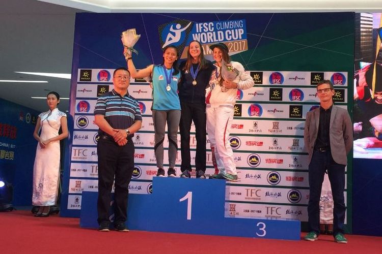 Aries Susanti Rahayu saat naik podium kedua nomor women speed Climbing World Cup 2017 di Xiamen, Minggu (15/10).