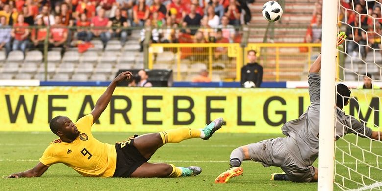 Striker timnas Belgia, Romelu Lukaku (kiri), berebut bola dengan kiper Kosta Rika, Keylor Navas, dalam pertandingan uji coba di Stadion King Baudouin, Brussels, Belgia, 11 Juni 2018. Belgia menang 4-1.
