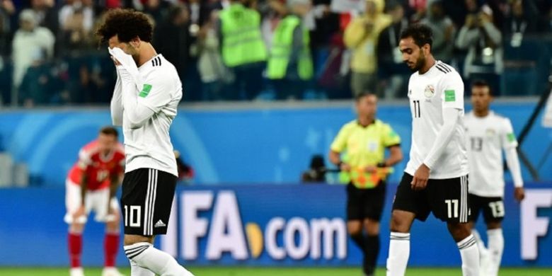 Mohamed Salah tampak menangi seusai Mesir kalah dari Rusia pada pertandingan Grup A Piala Dunia 2018 di St. Petersburg, 19 Juni 2018. 