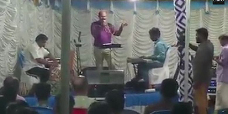 Rekaman video memperlihatkan momen P Vishnuprasad tengah bernyanyi di malam sebelum pernikahan anaknya sebelum kolaps dan meninggal.