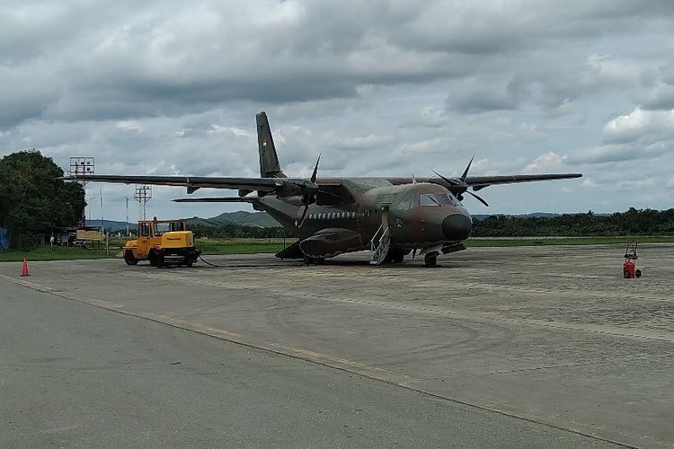 Pesawat CN235 milik TNI AU berada di Bandara Sentani, Kabupaten Jayapura, Papua, setelah sebelumnya gagal masuk ke Bandara Oksibil, Pegunungan Bintang karena cuaca ekstrem, Sabtu (29/06/2019)