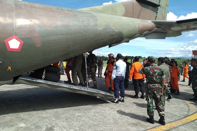 Tim SAR gabungan sedang memasuki pesawat CN235 yang akan membawa mereka ke Bandara Oksibil, Kabuoaten Pegunungan Bintang, Papua, untuk membantu pencarian Helikopter MI-17 yang hilang kontak (30/06/2019