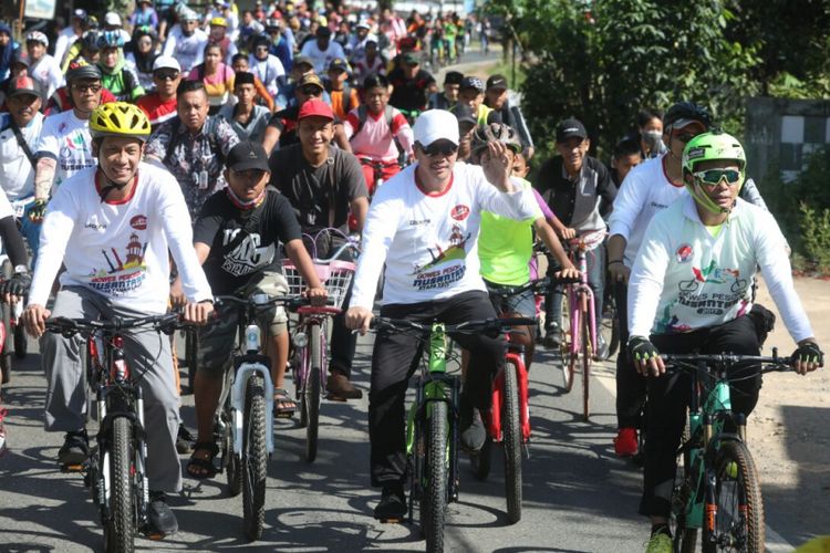 Menpora Imam Nahrawi bersepeda bersama ribuan masyarakat Tanah Laut, Kalimantan Selatan, Sabtu pagi (22/7/2017)