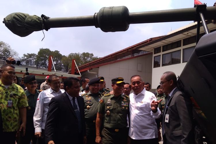 Menteri Pertahanan Indonesia Ryamizard Ryacudu tengah berbincang di depan produk terbaru Pindad, Tank Harimau, Jumat (12/4/2019).