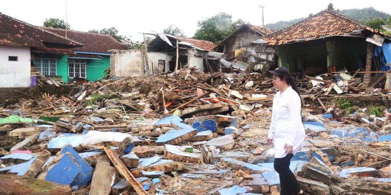 Menteri Koordinator Bidang Pembangunan Manusia dan Kebudayaan Puan Maharani. saat melihat langsung kondisi Desa Way Muli yang terdampak tsunami, Selasa (25/12/2018)