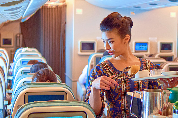 Penyajian makanan di Singapore Airlines.