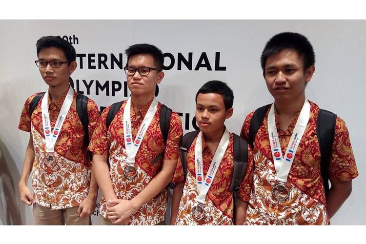 4 pelajar Indonesia yakni Steven, Abdul, Muhammad, dan Ahmad berhasil memboyong 3 medali perak dan 1 medali perunggu di International Olympiade in Informatics (IOI) ke-30 di Tsukaba, Jepang.