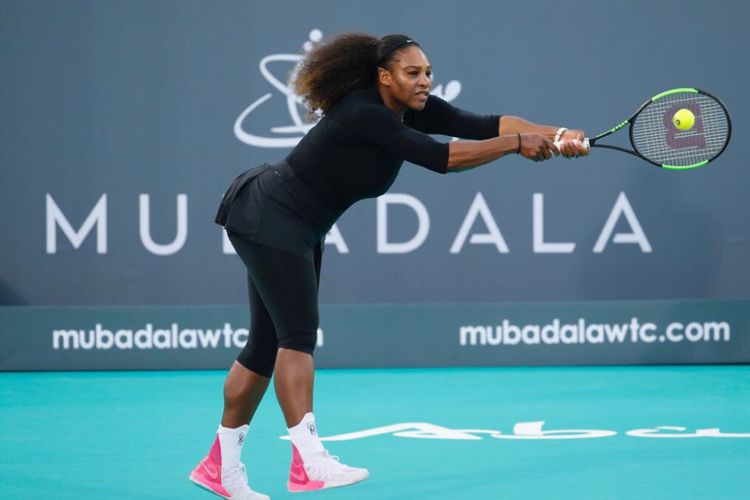 Serena Williams tampil pada turnamen eksebisi Mubadala melawan Jelena Ostapenko yang dilangsungkan di Abu Dhabi (30/12/2017).