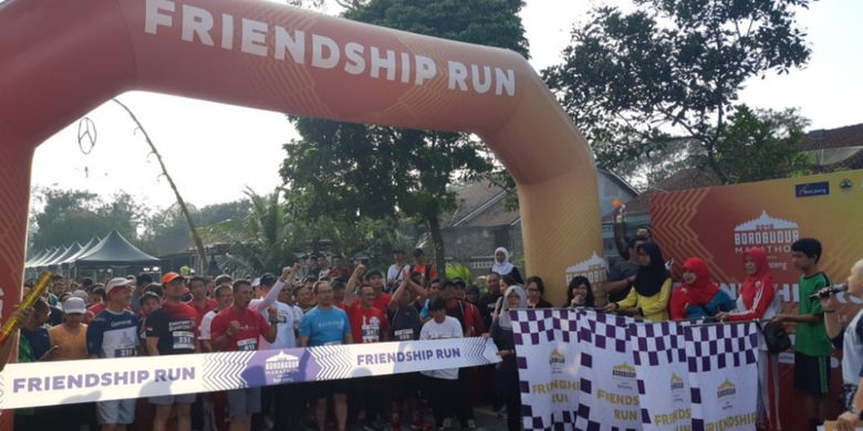 Kepala Desa dan warga Wanurejo, Borobudur melakukan flag off Friendship Run di kawasan Candi Pawon, Desa Wanurejo, Kabupaten Magelang, Jawa Tengah, Sabtu (17/11/2018) pagi. Para pelari melahap rute sejauh 3 kilometer (km) dan disambut keramahtamahan masyarakat.