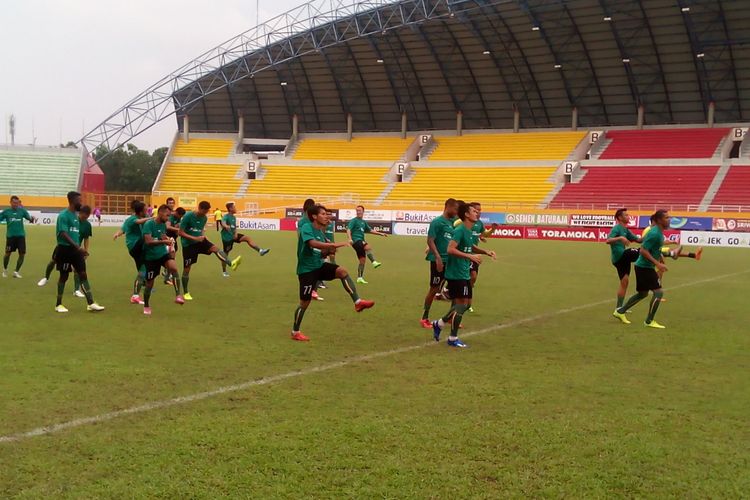 Sriwijaya FC melakukan sesi latihan pagi belum lama ini.
