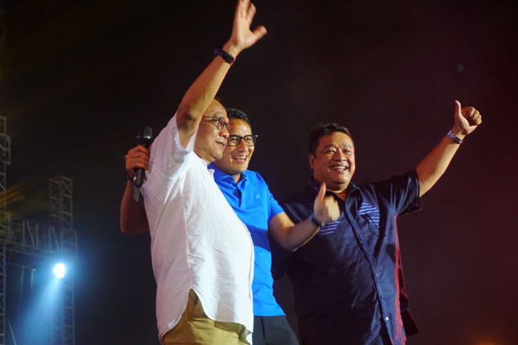 Wakil Gubernur DKI Jakarta Sandiaga Uno, bersama wakil DPRD DKI M. Taufik dan anggota DPRD Bestari Barus  menyapa para penonton di panggung utama pantai Carnaval Ancol, Senin (1/1/2018). Sandiaga hadir untuk merayakan pergantian tahun bersama pengunjung Ancol.