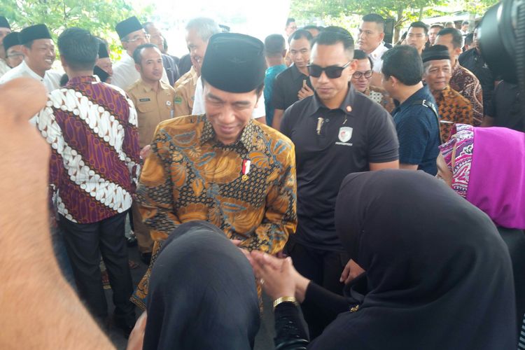 Presiden Jokowi mengenakan pakaian batik lengan panjang tiba di rumah duka almarhum Hari Mulyono di Jalan Pleret Raya Banyuanyar, Solo, Jawa Tengah, Senin (24/9/2018).