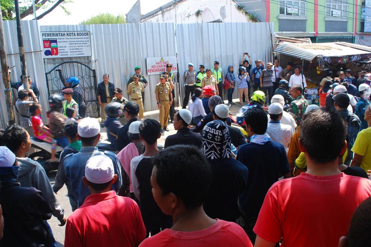 Massa berkumpul di depan lokasi pembangunan Masjid Imam Ahmad bin Hanbal di Jalan Pandu Raya, Senin  (7/8/2017). Mereka menolak pembangunan masjid itu karena dianggap meresahkan warga sekitar.