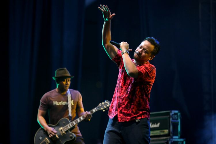 Shaggy Dog tampil pada hari kedua Syncronize Fest 2017 di Gambir Expo Kemayoran, Jakarta, Sabtu (7/10/2017). Festival musik yang berlangsung selama tiga hari hingga Minggu (8/10/2017) tersebut menampilkan beberapa musisi di antaranya ada Bangkutaman, Jason Ranti, Adhitya Sofyan, Float, Pee Wee Gaskin, Indische Party, dan Hello Dangdut. KOMPAS IMAGES/KRISTIANTO PURNOMO
