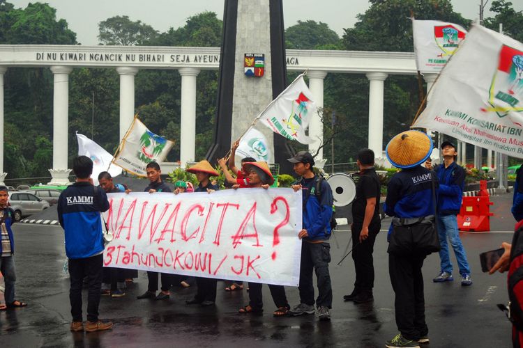 Sejumlah mahasiswa yang tergabung dalam Kesatuan Aksi Mahasiswa Muslim Indonesia (KAMMI) Kota Bogor, melakukan aksi unjuk rasa di depan Tugu Kujang, Bogor, Jawa Barat, Jumat (20/10/2017).