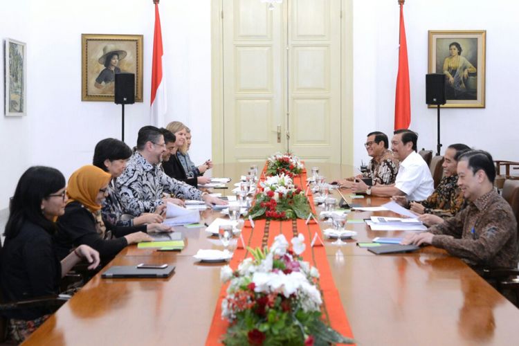 Suasana pertemuan antara Presiden Joko Widodo dengan Kepala Perwakilan Bank Dunia di Indonesia Rodrigo Chaves di Istana Presiden Bogor, Selasa (21/11/2017).