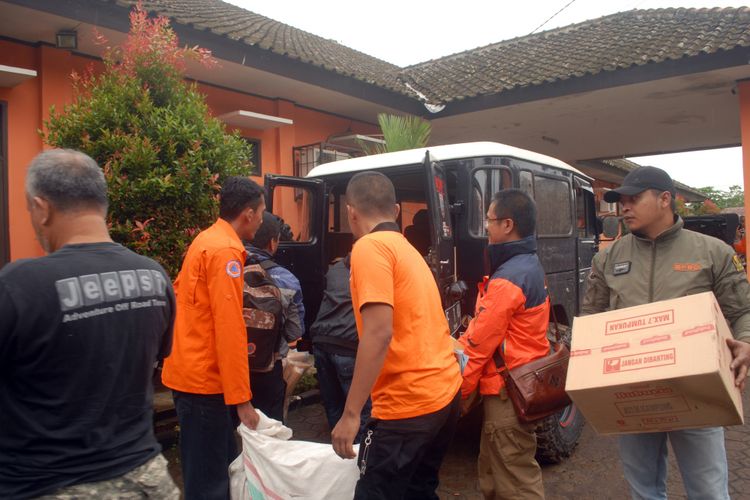 Petugas memasukan bantuan bagi korban gempa ke mobil  4x4 dari Jeepsi di BPBD Kabupaten Sukabumi, Jawa Barat, Kamis (25/1/2018).