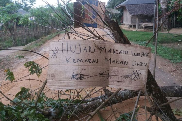 Warga Desa Madat, Kecamatan Madat, Kabupaten Aceh Timur, memblokir jalan desa dengan meletakan kayu dan tulisan di badan jalan, Kamis (8/3/2018).