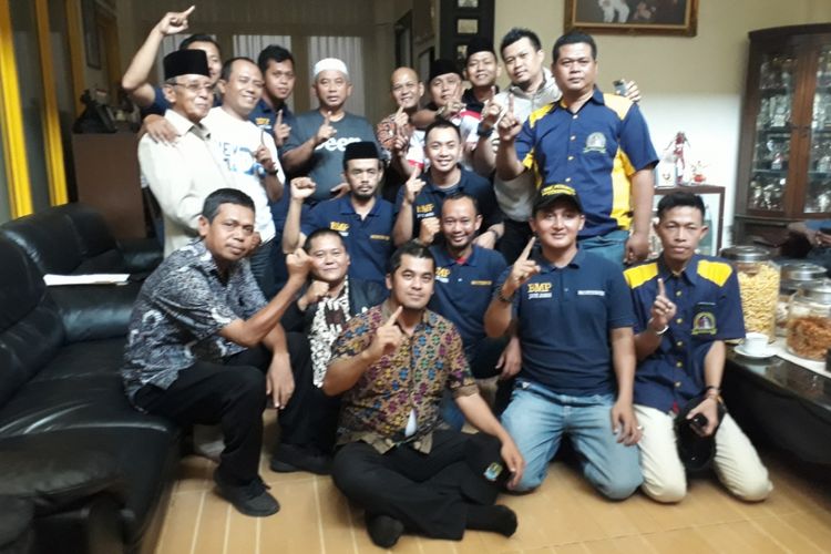 Rahmat Effendi bersama para relawannya sehari setelah Pilkada Wali Kota Bekasi 2018 pada Kamis (28/06/2017).