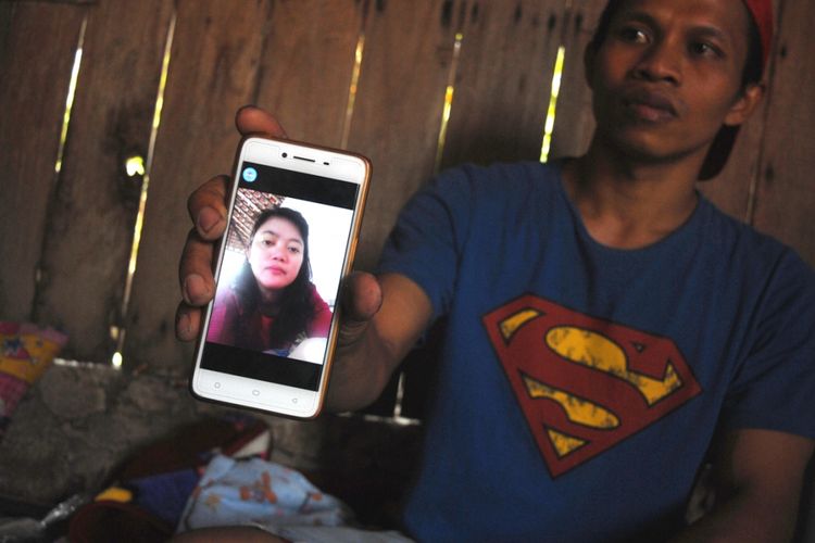 Calon suami Warsilah (36) menunjukkan foto Warsilah semasa hidup saat ditemui di rumah duka di Desa Sumberejosari, Kecamatan Karangrayung, Kabupaten Grobogan, Jateng?, Selasa (3/7/2018) siang.