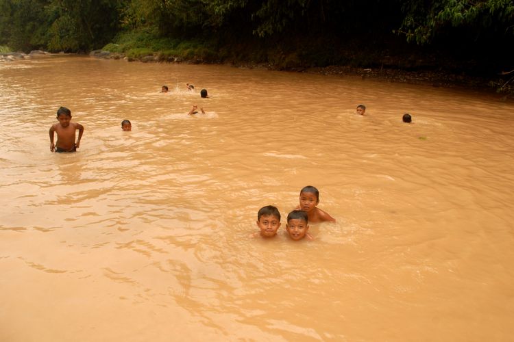 Anak-anak berenang di sungai Cimahi yang keruh dan kotor di wilayah Kecamatan Cibadak, Sukabumi, Jawa Barat, Senin (30/7/2018)