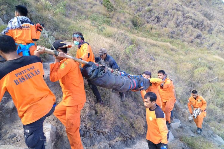 Proses evakuasi pendaki asal Makassar yang meninggal di Gunung Rinjani oleh Tim SAR 