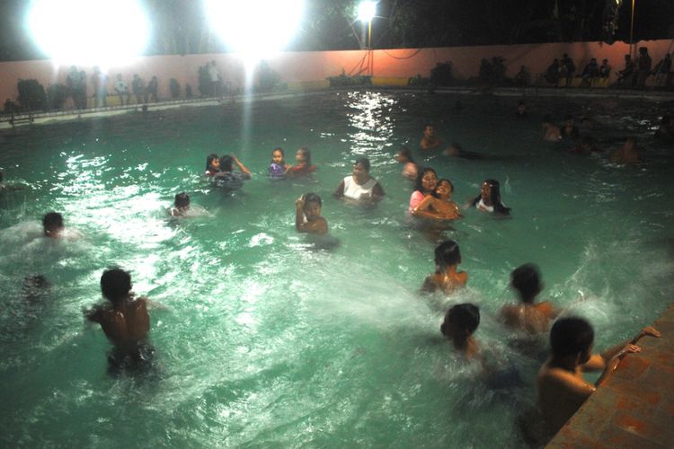 ?Ratusan warga Desa Sumber Jatipohon, Kecamatan Grobogan, Kabupaten Grobogan, Jawa Tengah berendam di kolam pemandian setempat mengikuti tradisi kungkum massal, Kamis (20/9/2018) sekitar pukul 00.30 WIB.