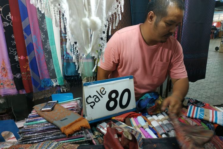 Pedagang pasmina di Chiang Rai Night Bazaar.