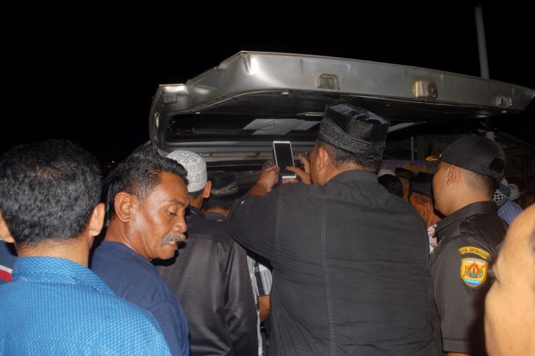 Jerit tangis pecah saat jenazah Akhiyat Mufti Syahbana dan Fidya Kastarena tiba di rumah duka di Dusun Krajan Lor, Desa Tuko, Kecamatan Pulokulon, Kabupaten Grobogan, Jateng, Senin (1/10/2018) malam.