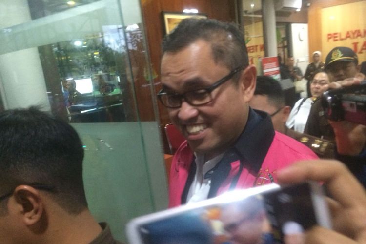 mantan Jaksa Chuck Suryosumpeno Usai Diperiksa Penyidik Kejagung Keluar dari Gedung Bundar Kejaksaan Agung RI, Jakarta, Rabu (14/11/2018) telah Mengenakan Rompi berwarna Merah Muda.