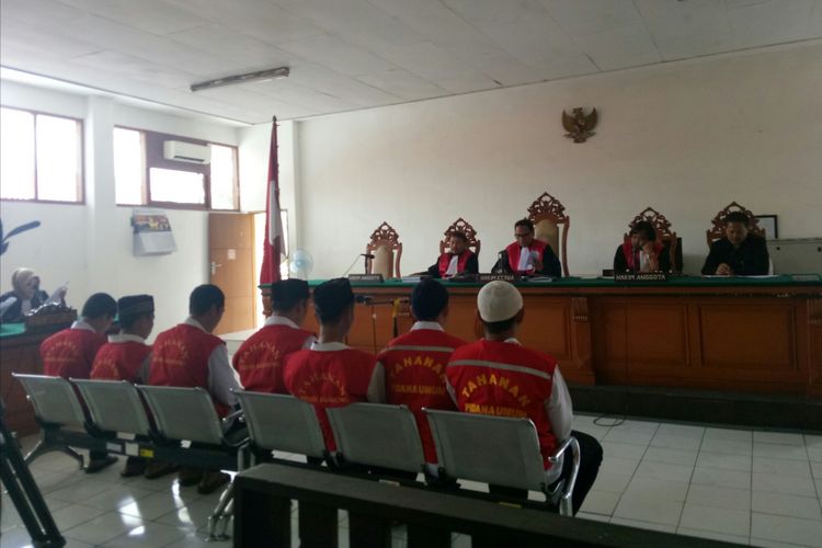 Tampak ke tujuh terdakwa pengeroyok Haringga Sirla tengah menjalani sidang perdananya di Pengadilan Negeri Bandung, Kota Bandung, Jawa Barat, Selasa (15/1/2019). 