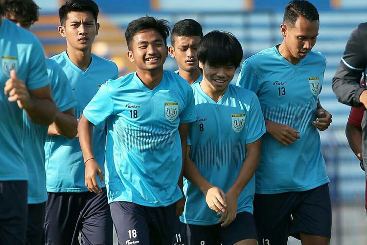 Para pemain Persela Lamongan bersemangat menjalani latihan.