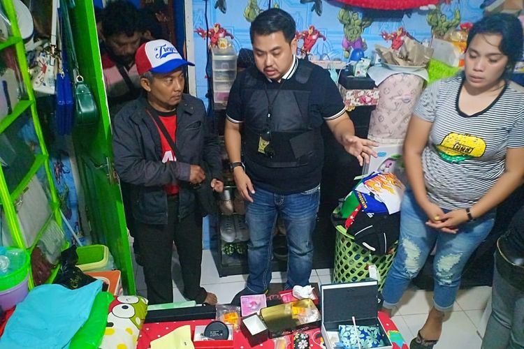 Polisi saat menggeledah kamar Hendriana, kurir narkoba di kawasan Kampung Bahari, Jakarta Utara, Sabtu (15/6/2019).