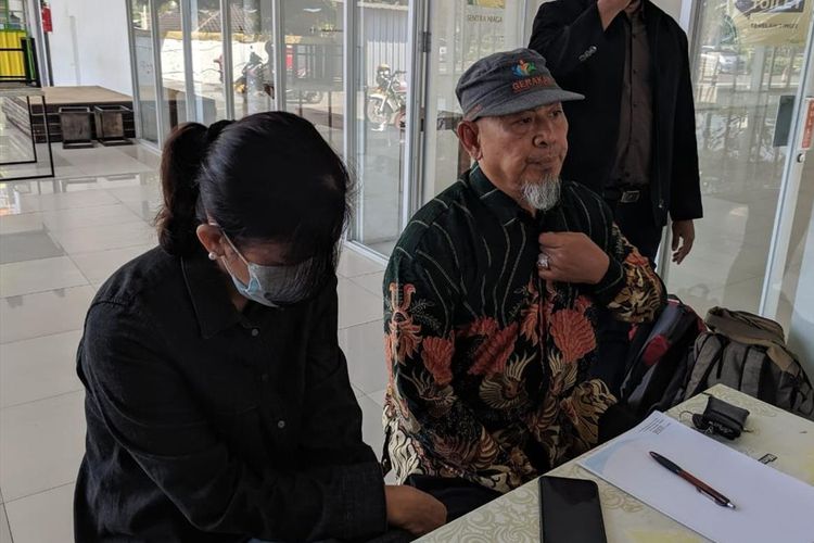 YI, korban pinjaman online ilegal bersama LBH Soloraya memberikan keterangan pers di Solo, Jawa Tengah, Kamis (25/7/2019). 