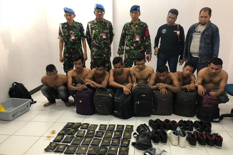 Petugas Bandara Sultan syarif kasim Pekanbaru mengamankan delapan calon penumpang membawa sabu yang disimpan dalam sepatu