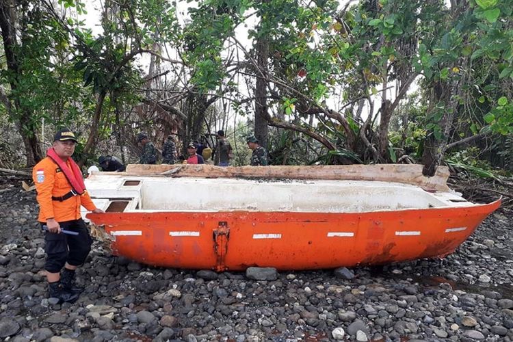 Sebuah life boat atau sekoci yang ditemukan tim SAR gabungan Ternate, Maluku Utara yang diduga kuat milik kapal kargo MV. Nur Allya yang mengalami hilang kontak, Sabtu (31/08/2019)