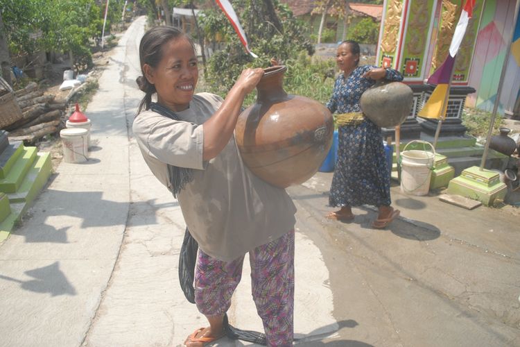 Warga Dusun Sanggrak, Desa Jambangan, Kecamatan Geyer, Grobogan, Jateng mengantre dropping air dari Perhutani KPH Gundih dari Bagian Kesatuan Pemangkuan Hutan (BKPH) Kuncen bersama dengan Lembaga Masyarakat Desa Hutan (LMDH), Minggu (8/9/2019) sore