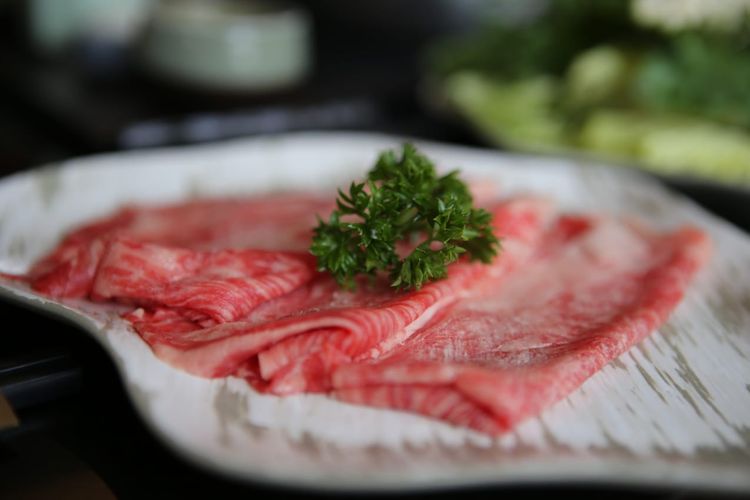 Irisan Sher Wagyu yang disiapkan menjadi main course shabu-shabu dalam paket Endless Brunch yang ditawarkan di Kahyangan Resto, Wisma Nusantara Lantai 28, Jakarta, Rabu (20/3/2019). Sher Wagyu adalah daging khas Jepang yang dikembangkan di Australia, dan menjadi produk wagyu asal luar negeri pertama yang bisa masuk ke pasar Jepang. Kini menu andalah Sher Wagyu ini dapat ditemukan di Kahyangan Resto.