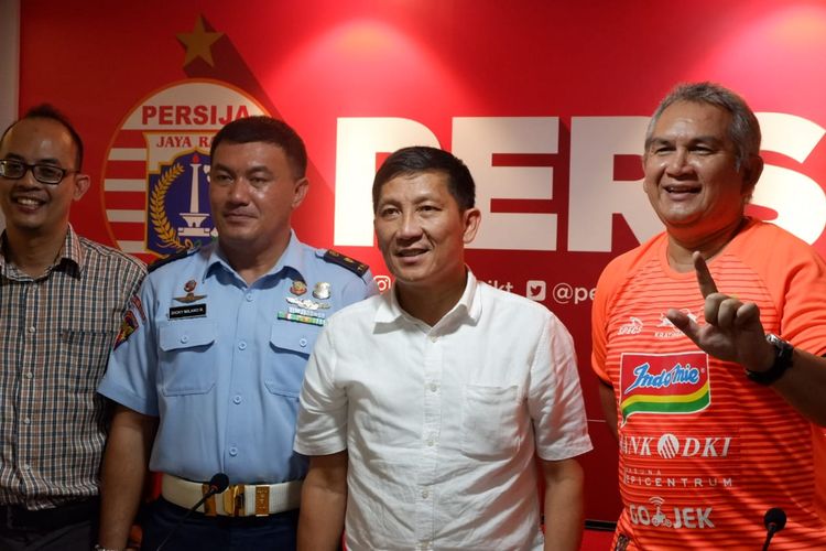 CEO Persija Jakarta, Ferry Paulus (kedua dari kanan), saat menghadiri konferensi pers jelang laga Liga 1 2019 antara Persija Jakarta Vs Persib Bandung, di SUGBK, Jakarta, Senin (8/7/2019).