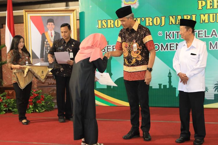 Gubernur Jawa Tengah Ganjar Pranowo memberikan santunan kepada 47 keluarga pahlawan demokrasi yang gugur atau sakit saat menjadi petugas pemilu, di Semarang, Jumat (26/4/2019).