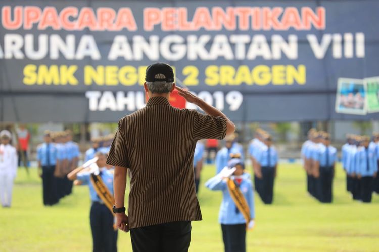 Gubernur Jawa Tengah Ganjar Pranowo menjadi inspektur upacara dalam Pelantikan Taruna Angkatan VIII SMKN 2 Sragen, Selasa (30/4/2019).