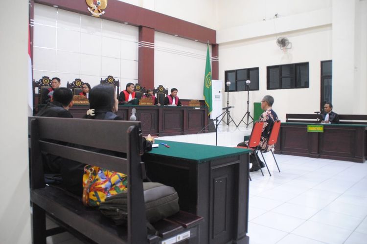 Mantan Kepala Pajak Pratama Ambon, La Masikamba menjalani sidang putusan di pengadilan Tipikor Ambon, Selasa (21/5/2019). Dalam sidang tersebut, terdakwa divonis selama 15 tahun penjara dan diwajibkan membayar denda sebesar Rp 750 juta.