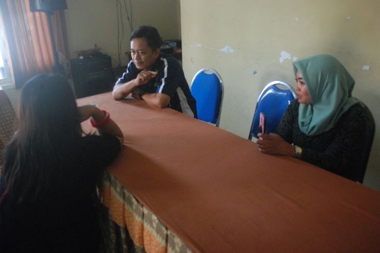 IK (32), salah satu PSK di Kabupaten Mojokerto Jawa Timur, dimintai keterangan oleh petugas, setelah terjaring razia yang digelar oleh Dinas Sosial Kabupaten Mojokerto Jawa Timur, Rabu (19/6/2019) petang. Saat dimintai keterangan, diketahui jika perempuan itu sedang hamil 7 bulan.