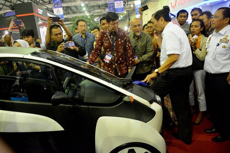Toyota ikut serta dalam ajang Indonesia Electric Motor Show (IEMS) 2019