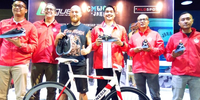 Berdiri dari kiri ke kanan saat jumpa pers CMWC 2019 pada Selasa (20/8/2019) di Jakarta, Product Manager League Indonesia Gigin Ginanjar, Product Creative Director League Indonesia Alan Hardy, atlet CMWC asal Ukraina Roman Sawbones, Ketua Umum Pengurus ISSI (Ikatan Sport Sepeda Indonesia) Provinsi DKI Jakarta Dito Ariotedjo,  pendiri dan COO Westbike Messenger Service (WMS) Hendi Rachmat, serta Ketua Penyelenggara CMWC 2019 Duenno Ludisa.