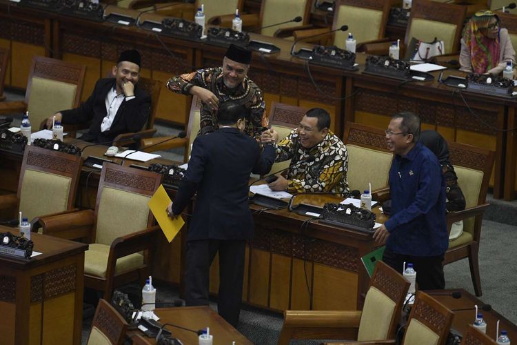 Ekspresi sejumlah angggota DPR saat menyerahkan pandangan tertulis fraksi terkait Revisi UU KPK pada Rapat Paripurna Masa Persidangan I Tahun Sidang 2019-2020 di Kompleks Parlemen Senayan, Jakarta, Kamis (5/9/2019). Rapat paripurna tersebut membahas RUU tentang Perubahan Atas UU Nomor 2 Tahun 2018 tentang perubahan kedua atas Undang-Undang No.17 Tahun 2014 tentang MPR, DPR dan DPRD (UU MD3), serta RUU tentang Perubahan Atas UU Komisi Pemberantasan Tindak Pidana Korupsi (KPK).