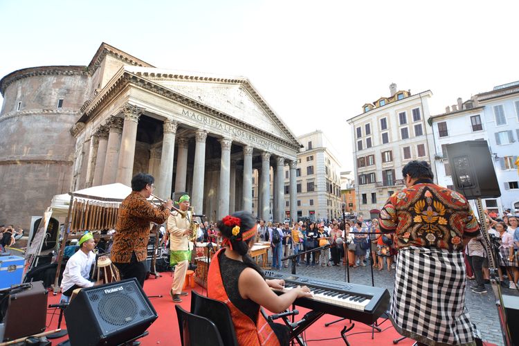 Festa della Musica adalah festival musik di Italia yang diselenggarakan setiap tanggal 21 Juni
dalam rangka menyambut hadirnya musim panas. KBRI Roma pun kembali ambil bagian,